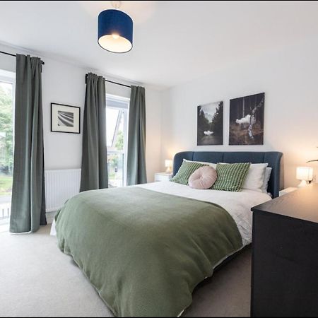 Elegance Retreat - 2 Bed Holiday Home With Parking Manchester Exteriör bild