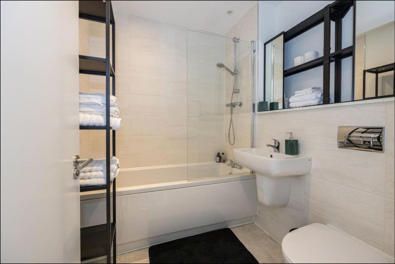 Elegance Retreat - 2 Bed Holiday Home With Parking Manchester Exteriör bild