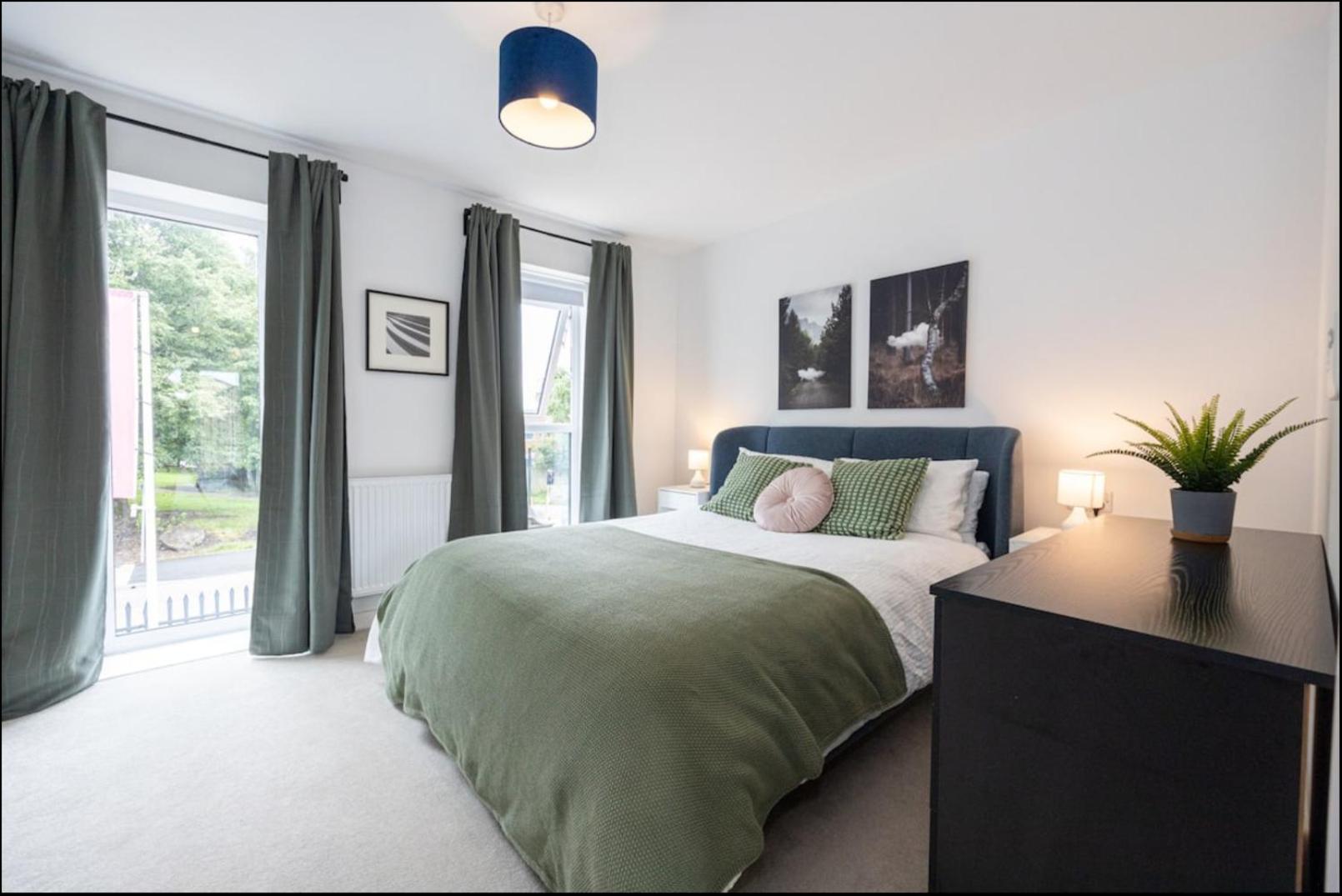 Elegance Retreat - 2 Bed Holiday Home With Parking Manchester Exteriör bild
