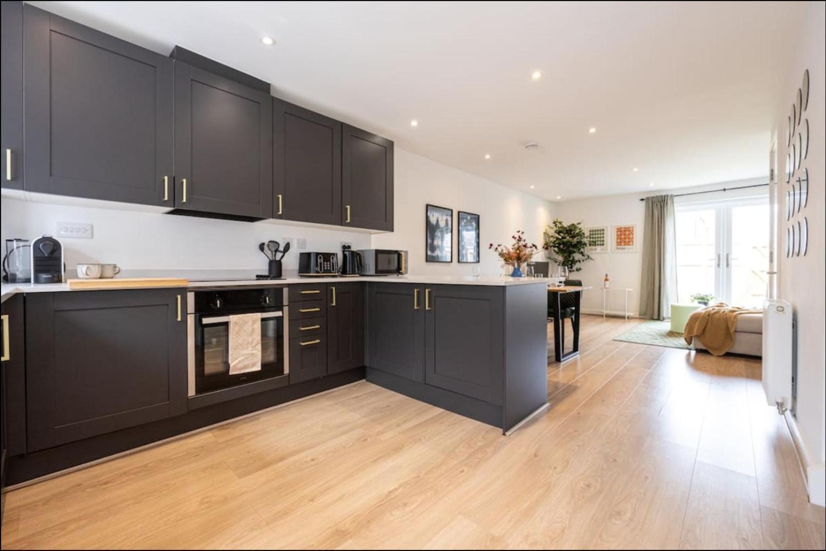 Elegance Retreat - 2 Bed Holiday Home With Parking Manchester Exteriör bild